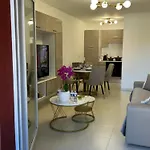 One Minute To The * Μεντόν