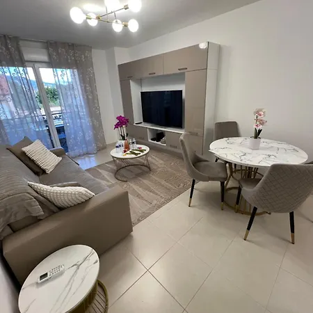 One Minute To The Apartament *