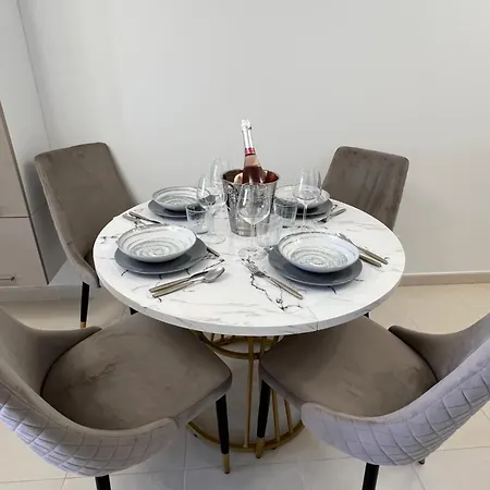 One Minute To The Apartamento *