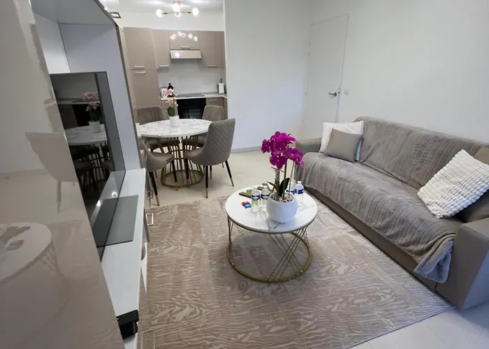 One Minute To The Ментона