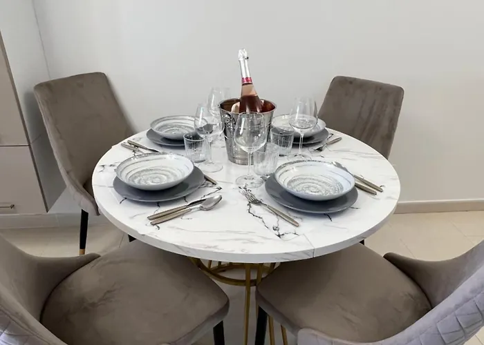 One Minute To The Apartment *