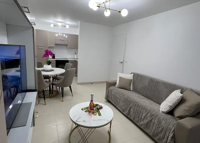 One Minute To The * Menton